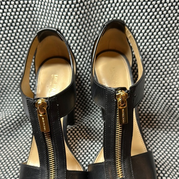 Michael Kors Berkley Black Platform T-Strap Sandals Black and Gold - Picture 6 of 9
